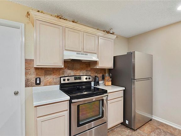 3rd image of 610 Fairfield Dr