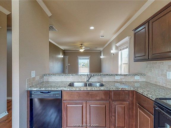 4th image of 2479 Horse Shoe Dr