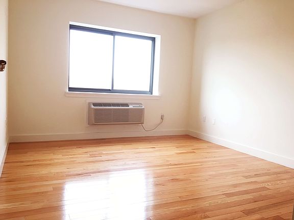 4th image of 3135 31st St Unit 706