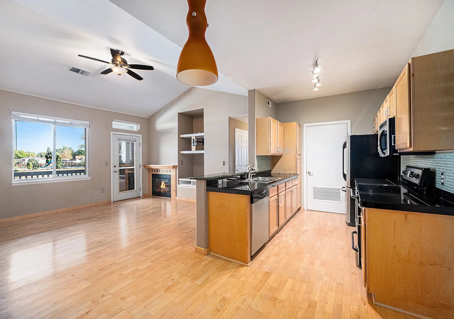 3 bed | 2 bath | Garage | Private Deck | Available Now! — Photo 4