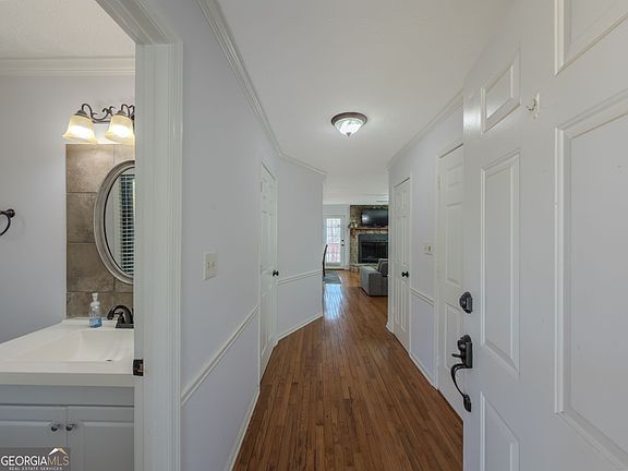 4th image of 580 Lake Dr
