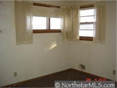 5th image of 664 Sextant Ave W