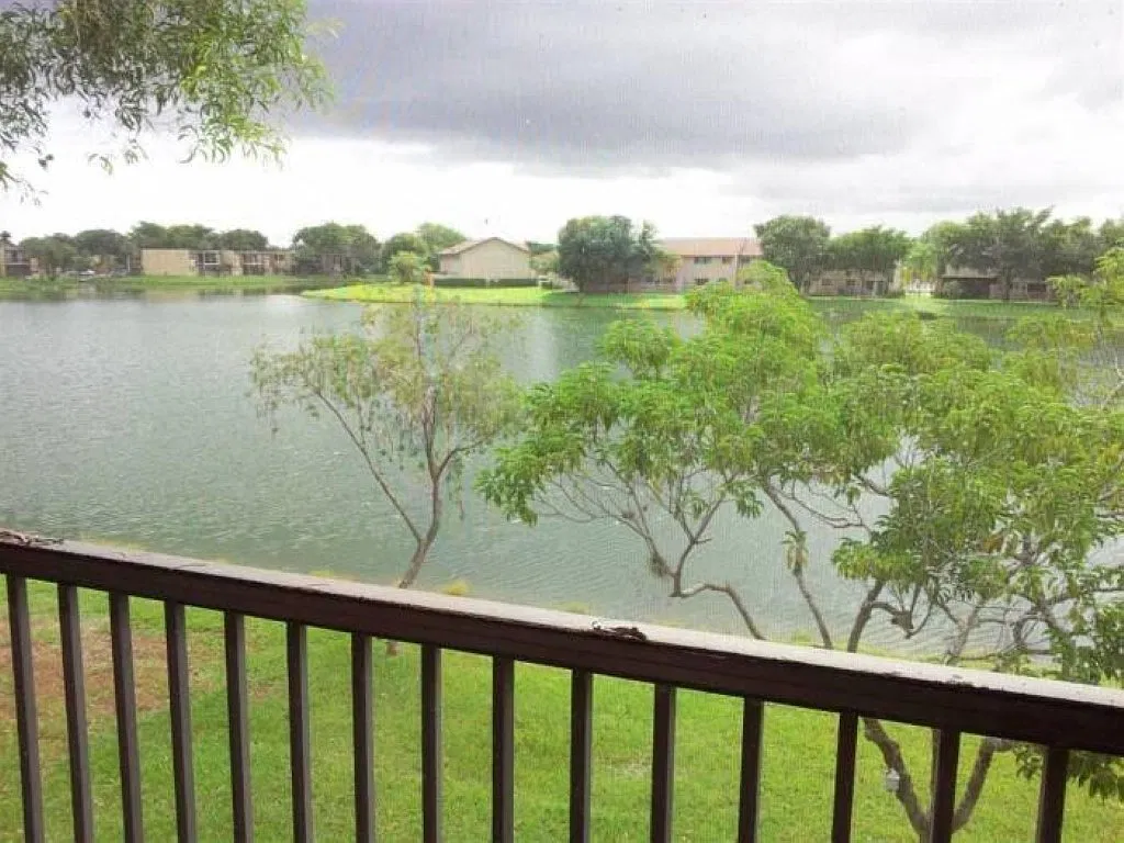 2 bed, 915 sqft, $2,200 — Photo 2