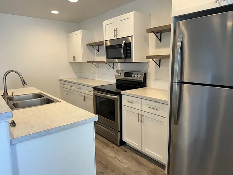 639 SE Reed Market Rd #2 — Photo 3