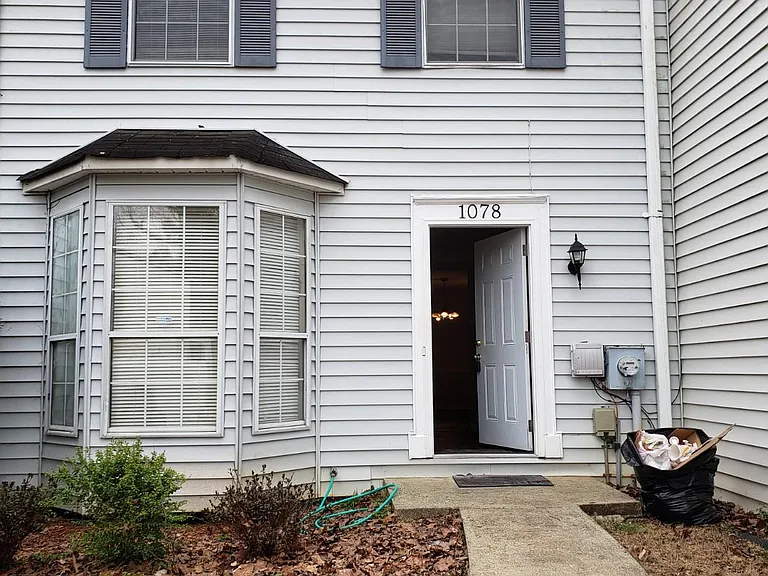 1078 Huntington Trce SE — Photo 1