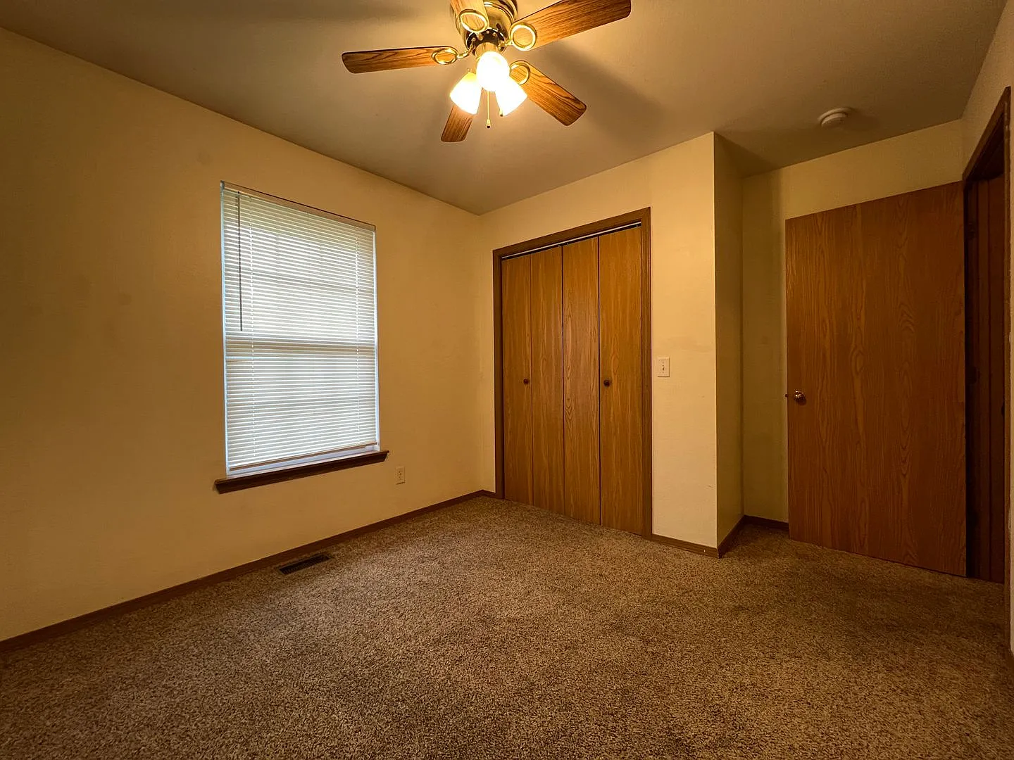 3bed/2 bath/2 car garage, 1300 sqft duplex-home! 1267 S Pinhook Dr in Nixa MO. — Photo 3