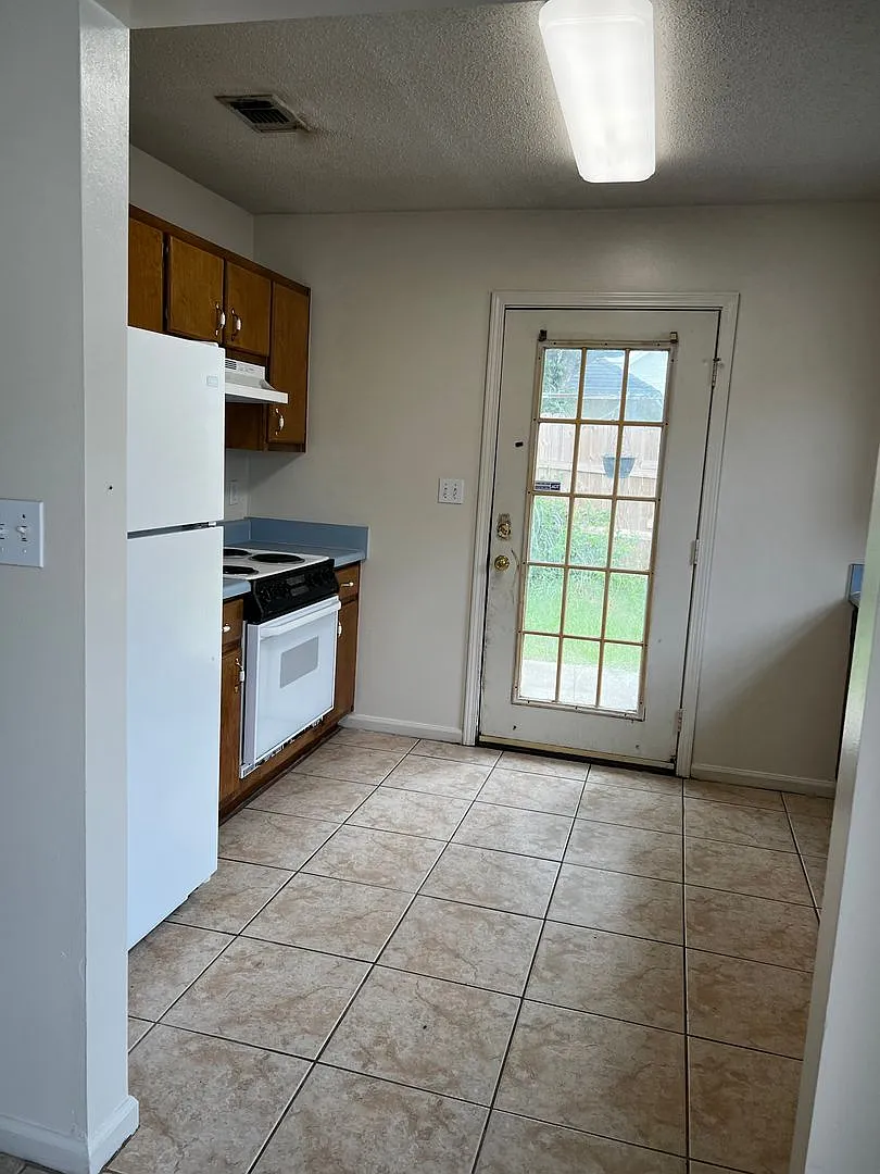 Building Photo - 1128 Sweetbriar Sta
