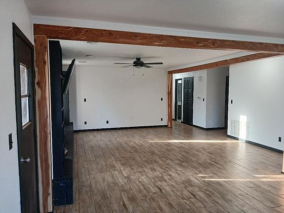 4th image of 618 Deer Run