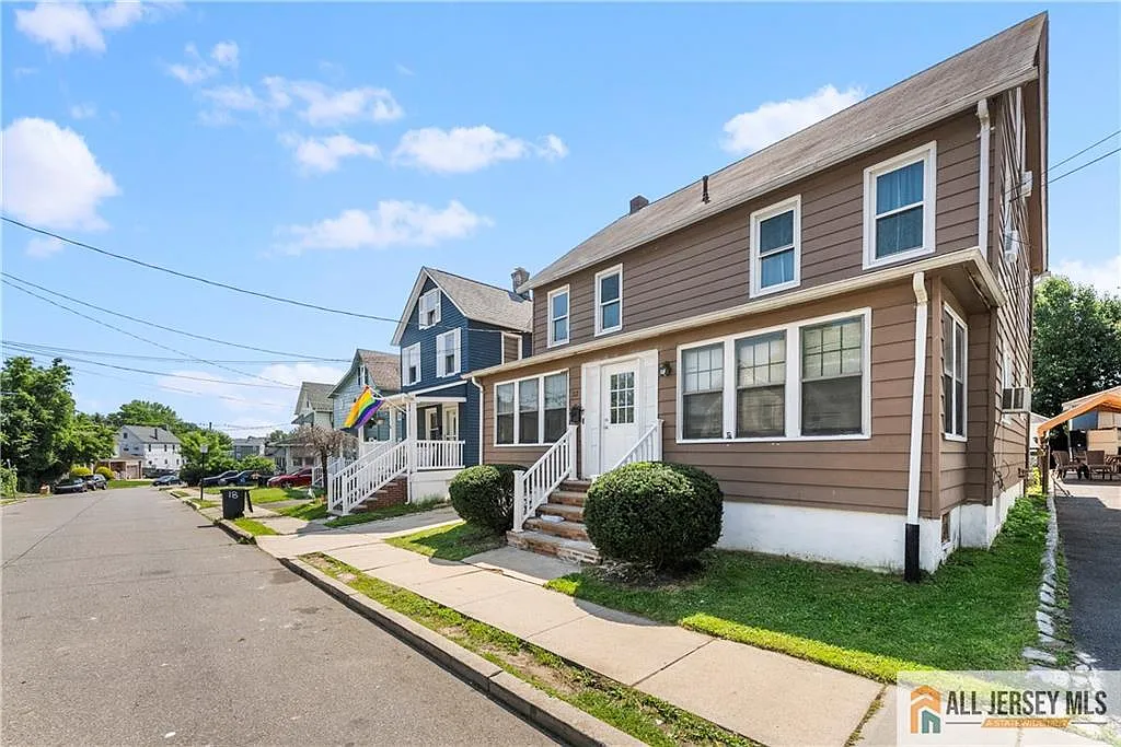 2 bed, 1.0 bath, 2269 sqft, $2,100 — Photo 2