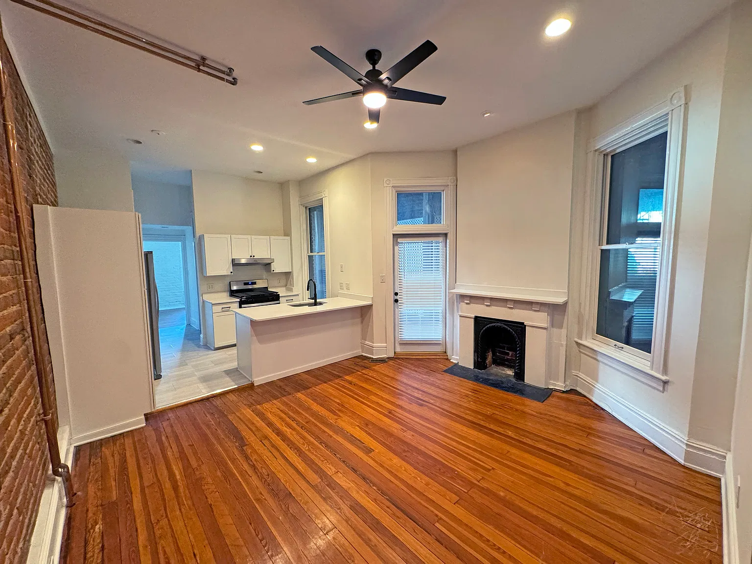 3 bed, 1300 sqft, $2,600 — Photo 4
