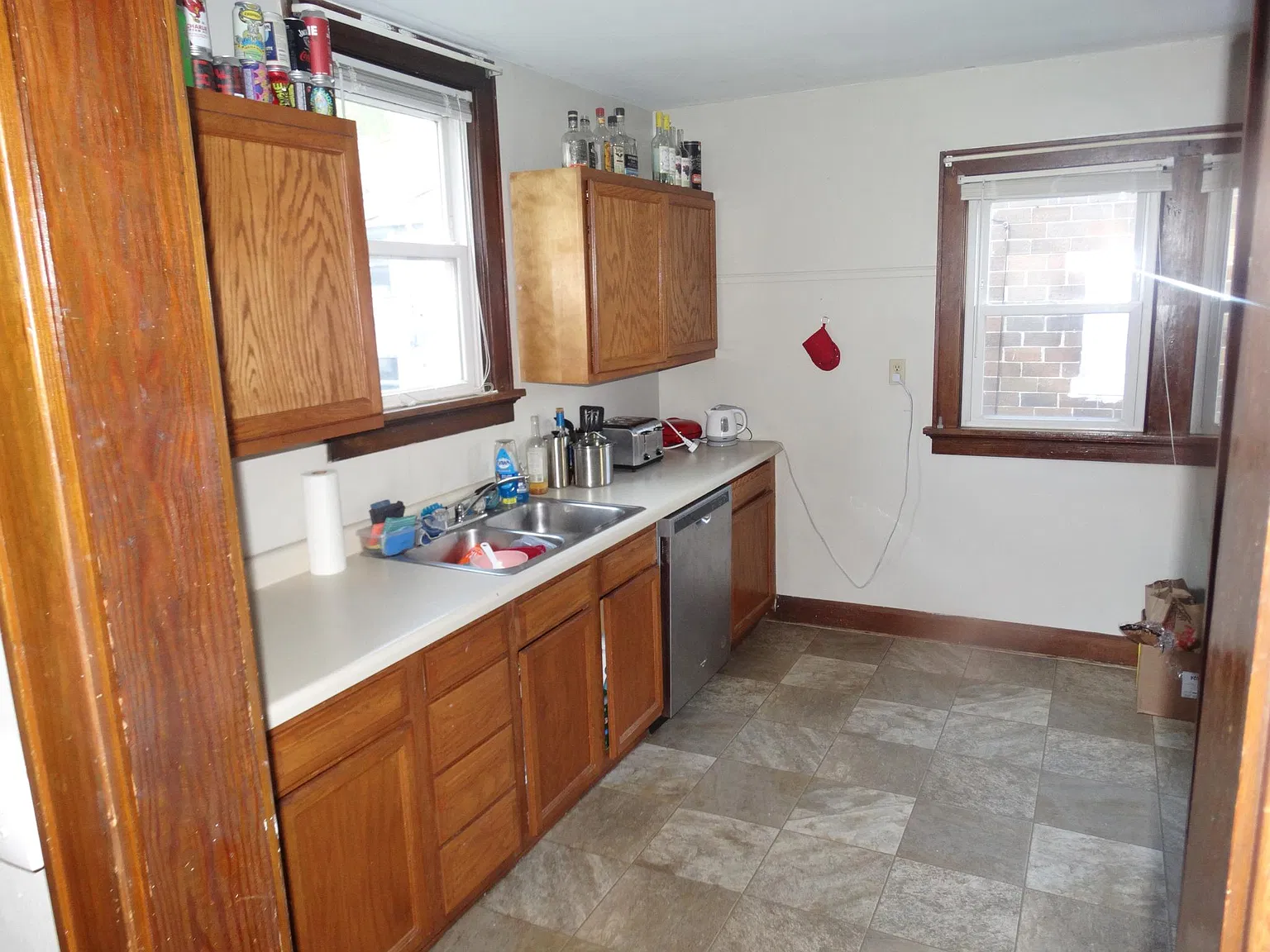 6 bed, 1960 sqft, $1,850 — Photo 3