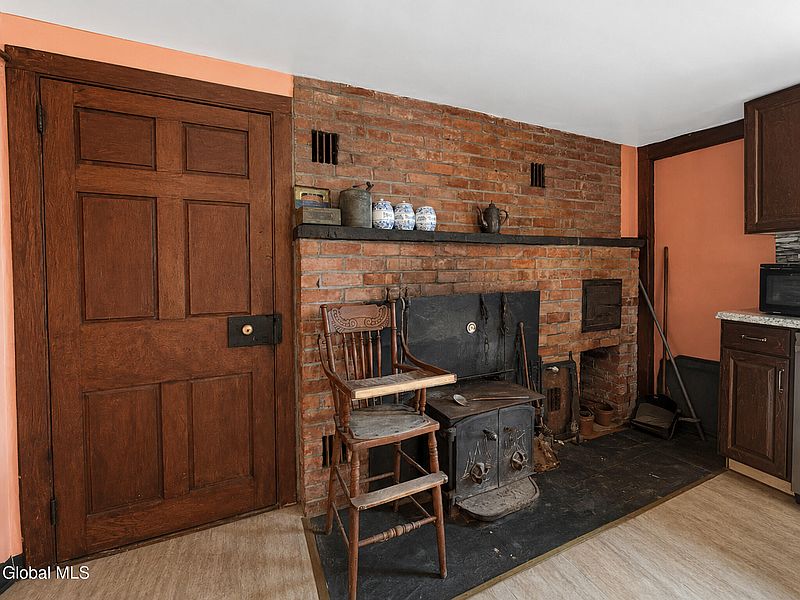 4th image of 638 Hillcrest Road