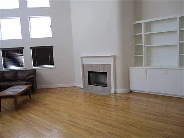 3 bed, 2.5 bath, 2307 sqft, $2,100 — Photo 3