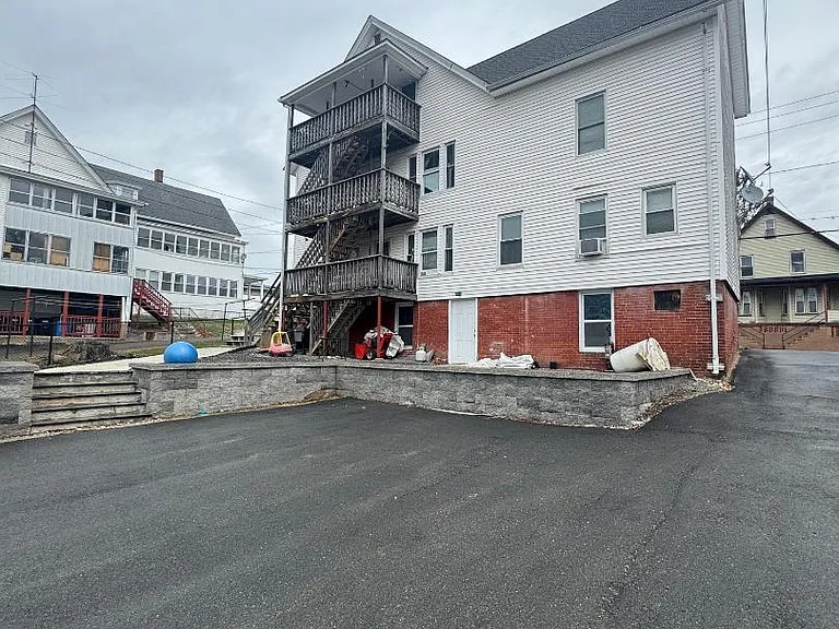 197 Nichols St #3 — Photo 5