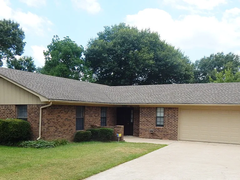 808 Corey Dr — Photo 1