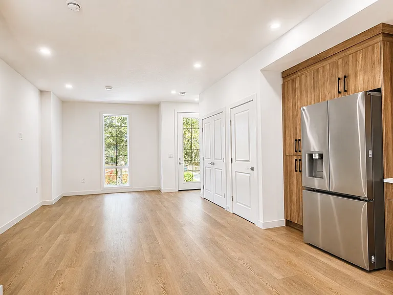227 26th Ave NE #201 — Photo 8