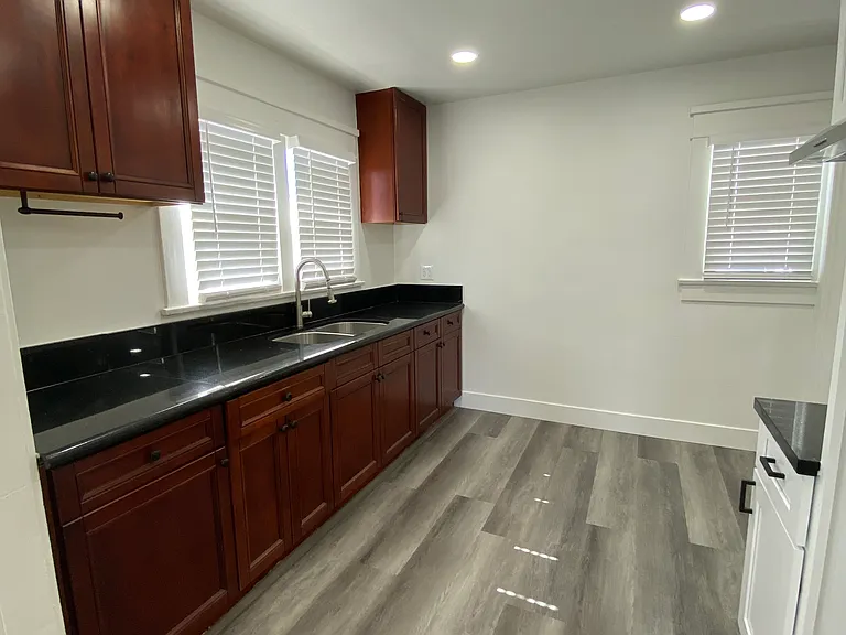 301 E Franklin Ave — Photo 11