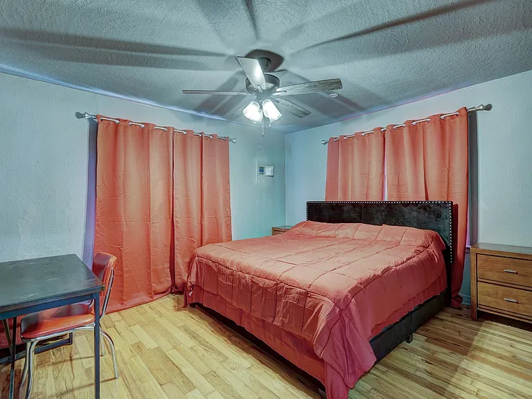 212 E Lindsey St — Photo 11