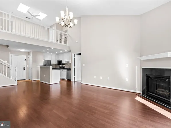 11326 Aristotle Dr Unit 4-401, Fairfax, VA 22030