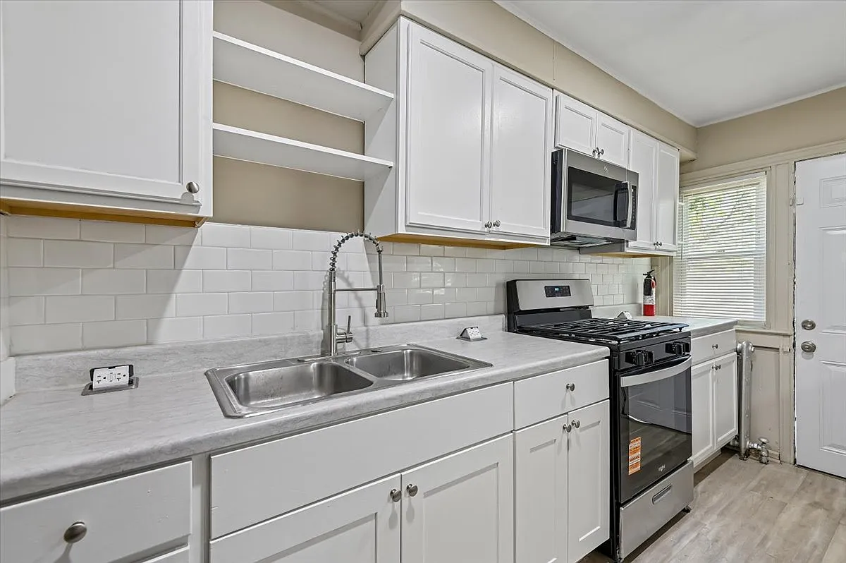 3 bed, 1.5 bath, 1260 sqft, $1,575 — Photo 2