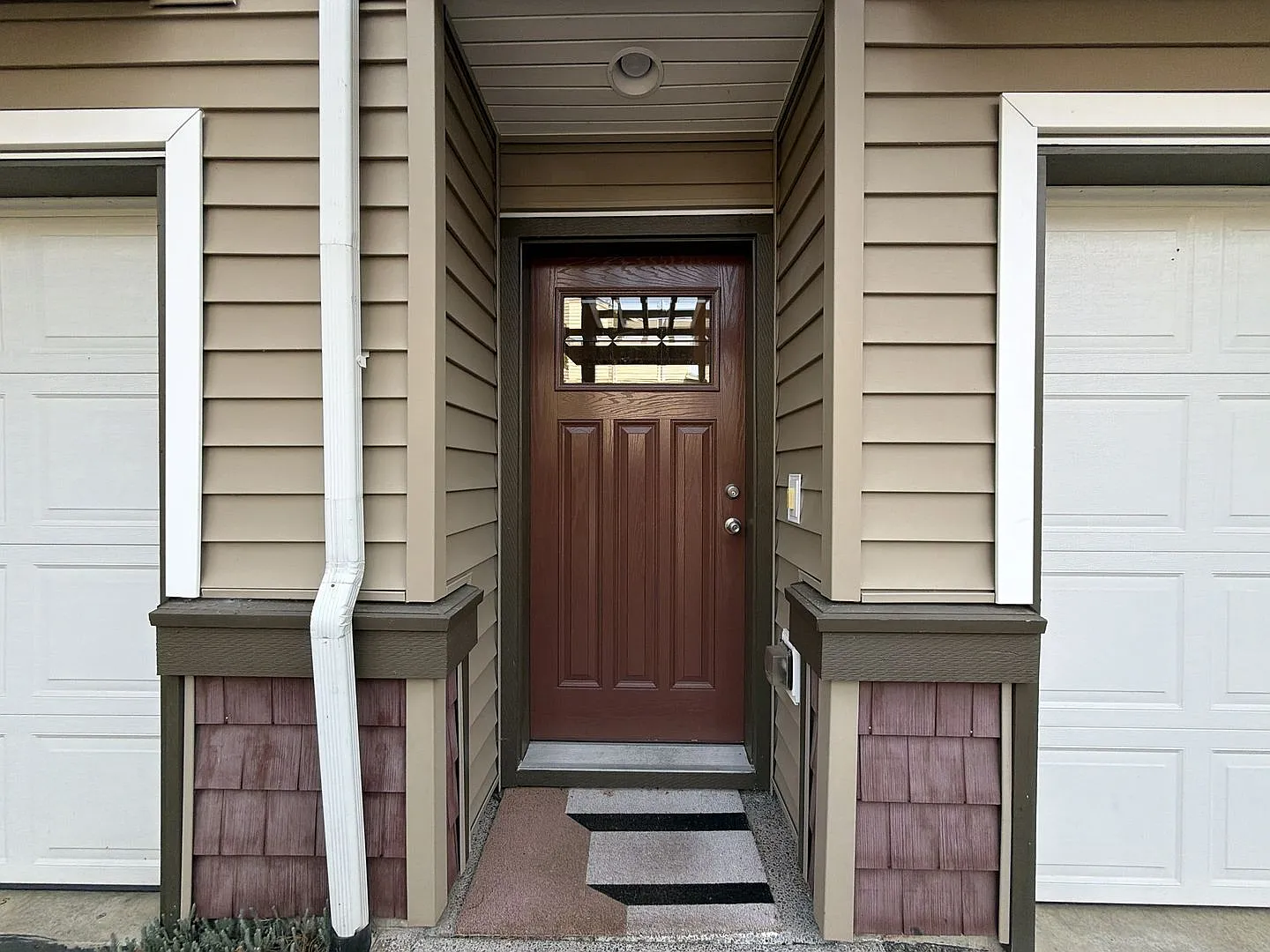 Hillsboro 2 Bedroom Townhouse with Stainless Steel Kitchen, Gas Range, Attached Garage & Private ... — Photo 3