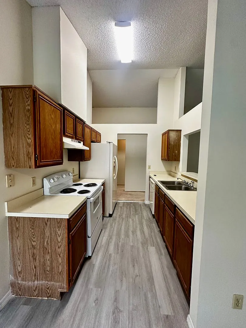 3/2 Single Family Home with EXTRA Large Backyard — Photo 4