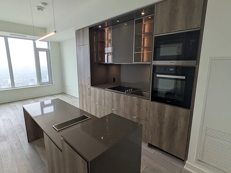 11 Yorkville Ave #5601 — Photo 2
