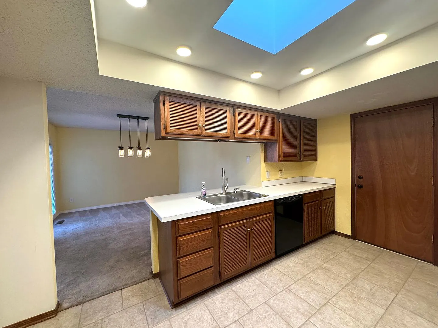 Beautiful 3 Bedroom 2 Bathroom Home in Union School district! — Photo 3