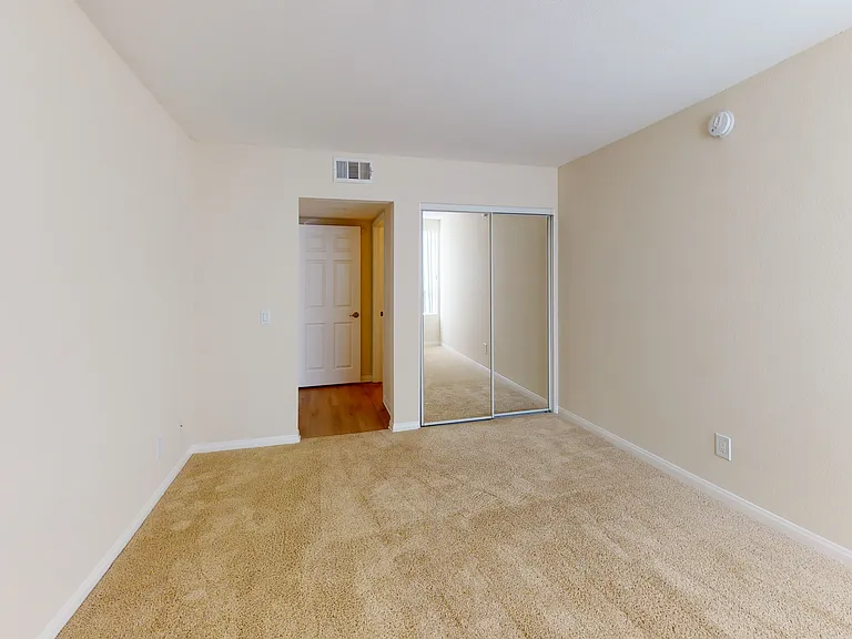 Elizabeth Arms Apartments — Photo 14