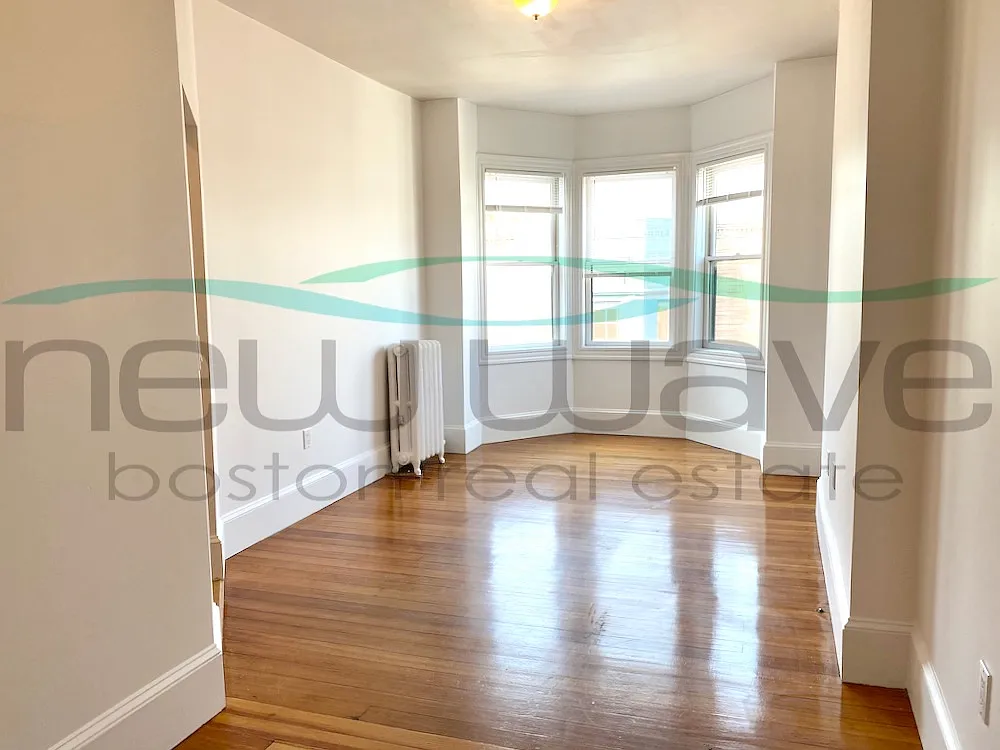 3 bed, 900 sqft, $4,800 — Photo 1