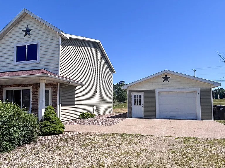 2940 Icecap Rd — Photo 2