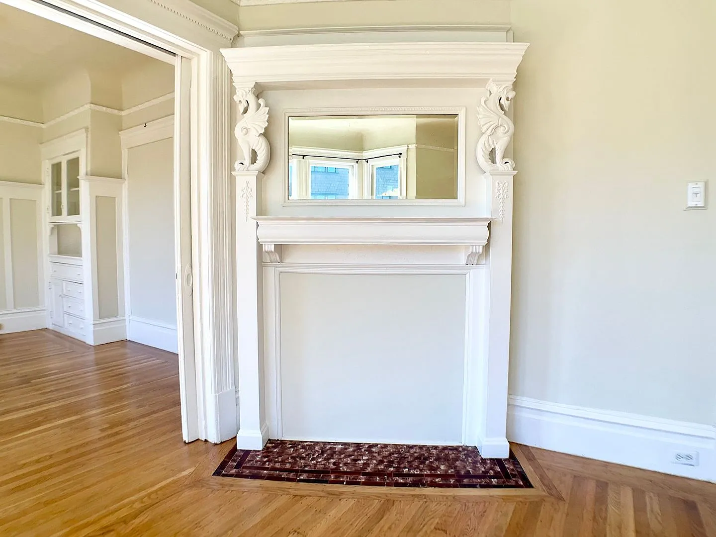 Top Floor Full Floor Flat! Dual-Pane Windows, Dishwasher, Laundry On-Site! — Photo 1