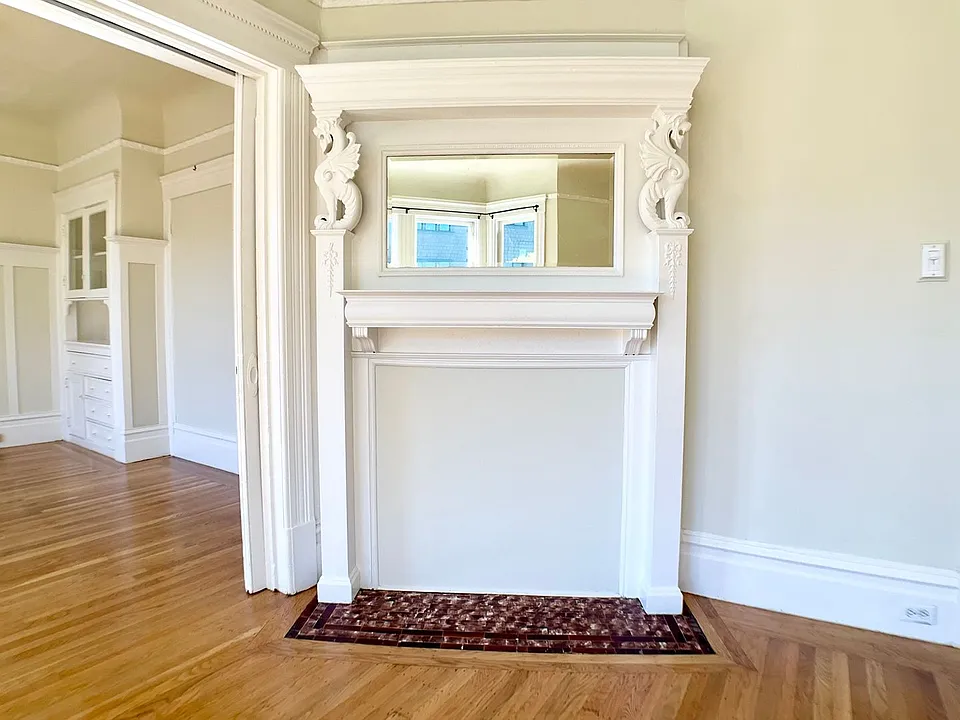 Top Floor Full Floor Flat! Dual-Pane Windows, Dishwasher, Laundry On-Site!