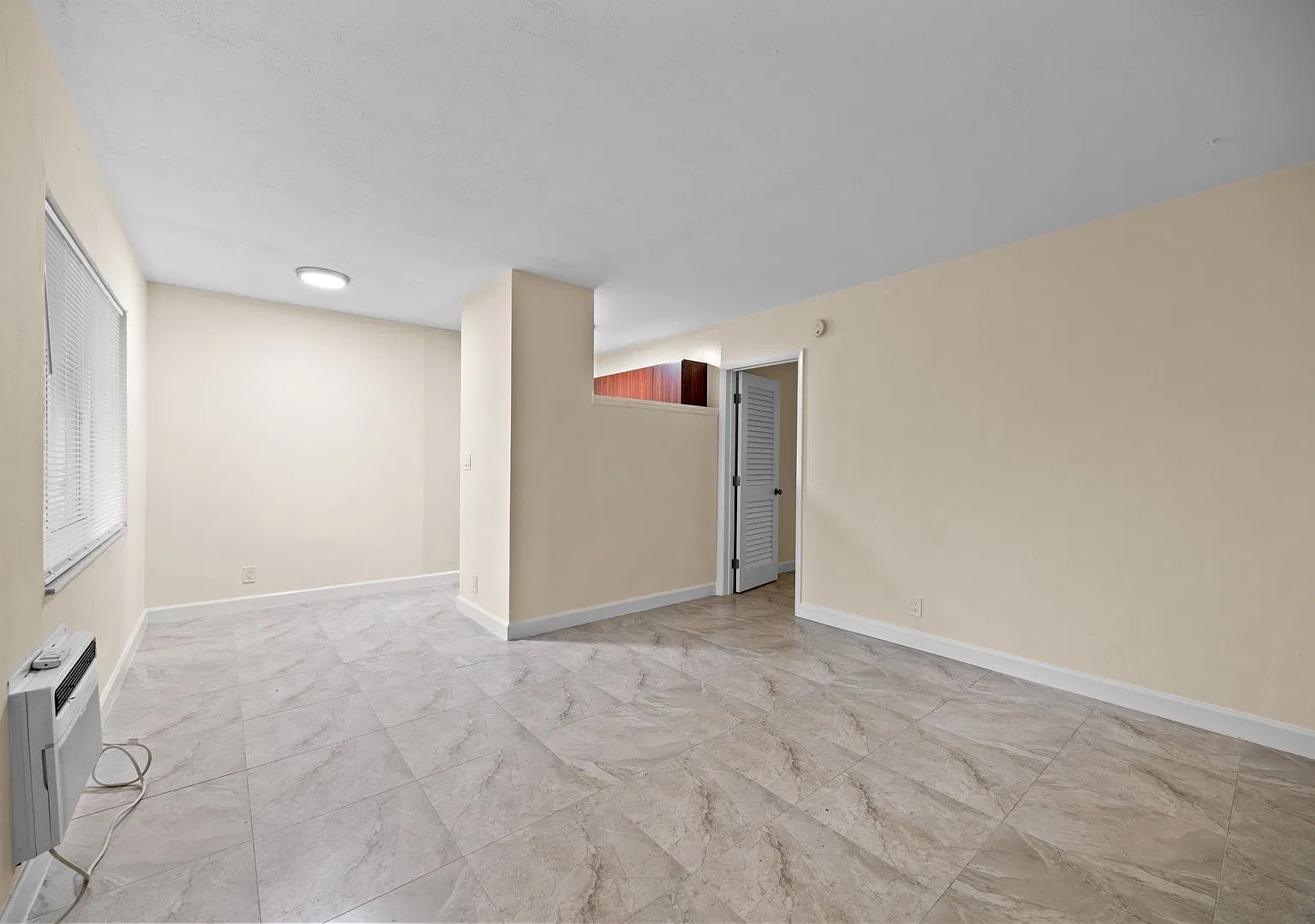 218 SW 20th St — Photo 3