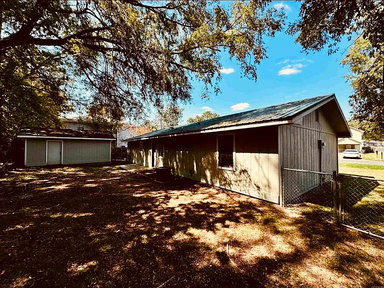 220 Long Beach Dr — Photo 6