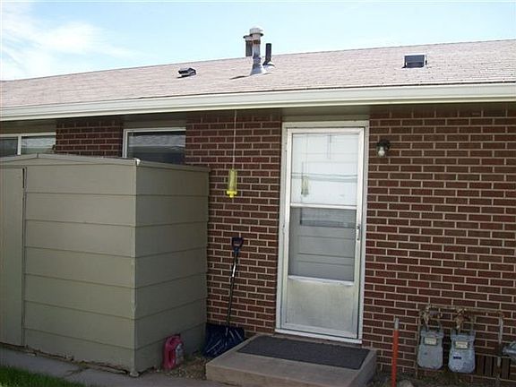 1028 Storage shed & side storm/screen door