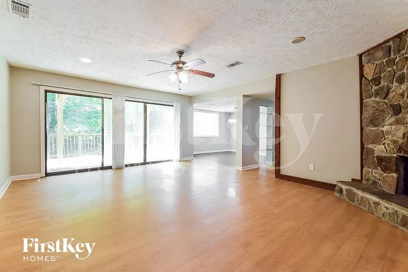 3 bed, 2.5 bath, 2018 sqft, $2,355 — Photo 4