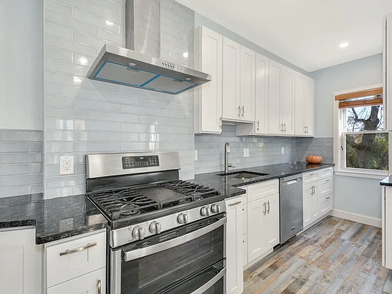 10 Middle St #10 — Photo 1
