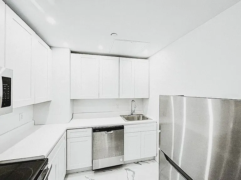 248 W 35th St #701 — Photo 13