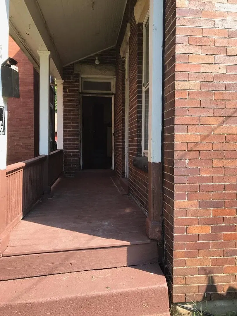 233-235 Adams St — Photo 3