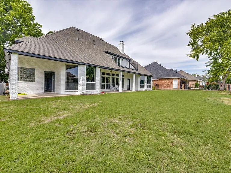 818 Riviera Dr — Photo 18