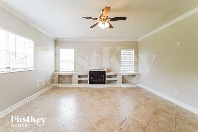 4 bed, 2.0 bath, 2684 sqft, $2,540 — Photo 2
