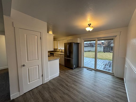 3rd image of 390 Melrose Dr