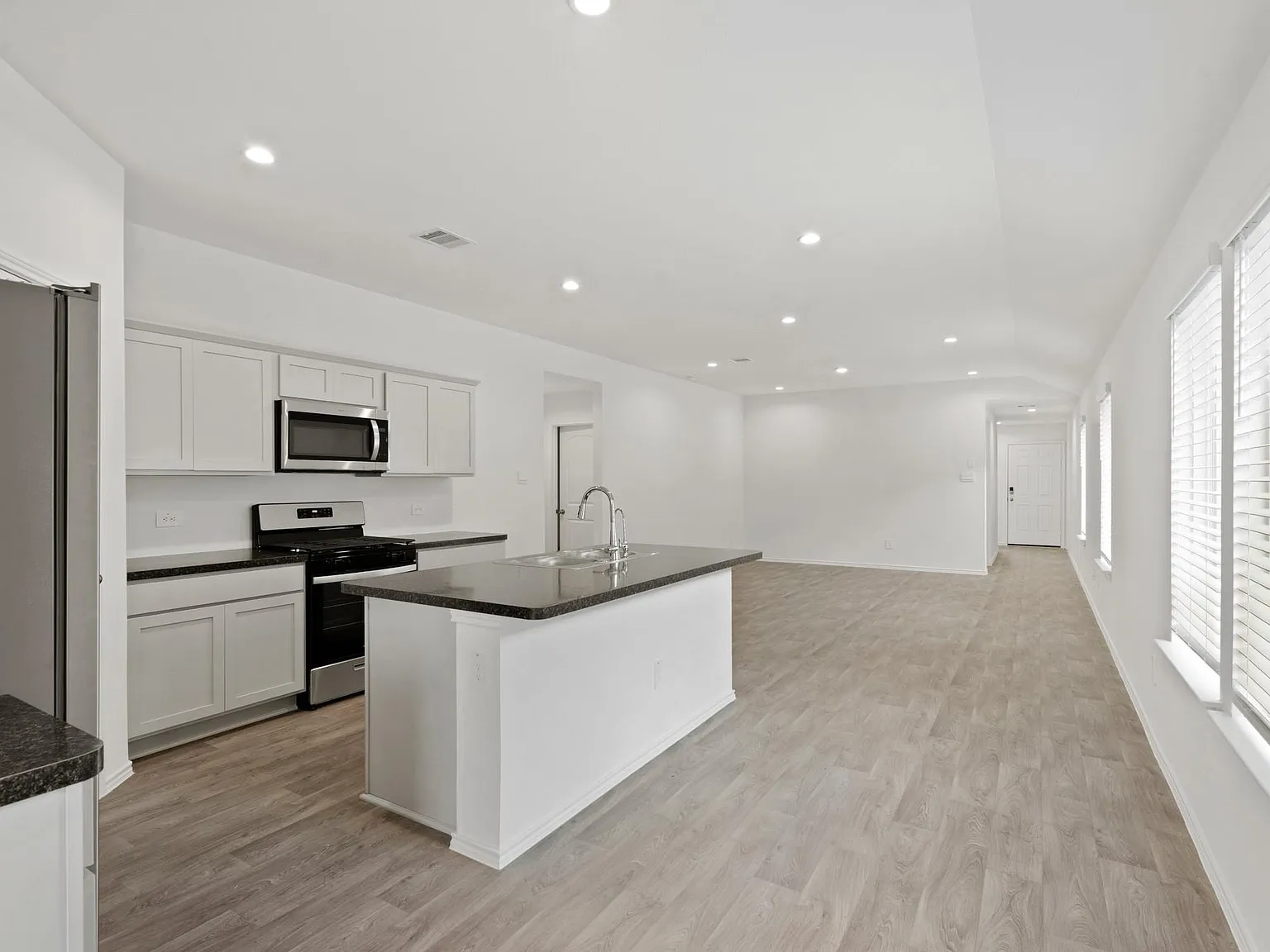 3 bed, 2.0 bath, 1539 sqft, $2,100 — Photo 4