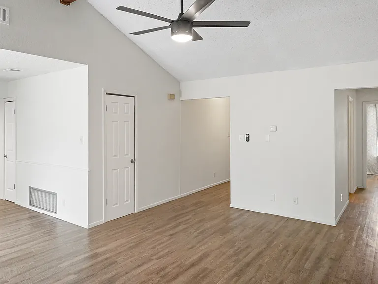 1203 Yorkshire Ln — Photo 5