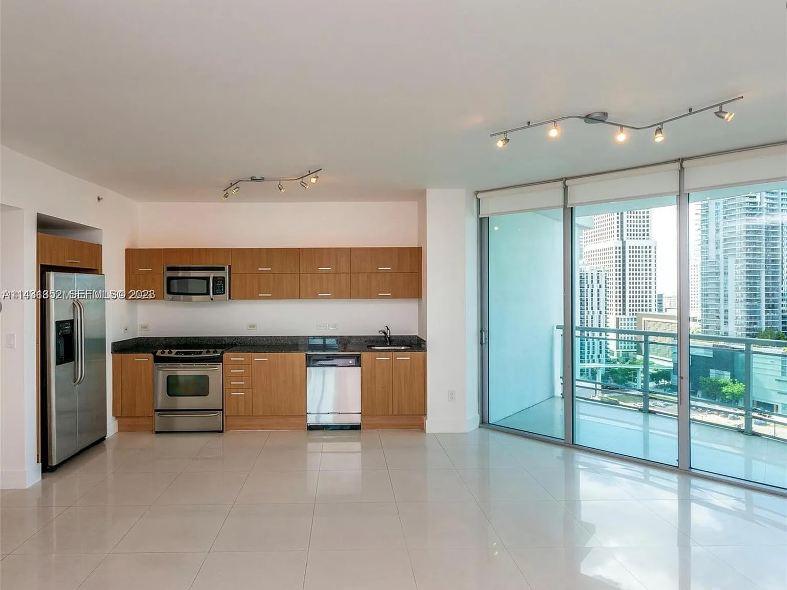 2 bed, 940 sqft, $3,400 — Photo 3