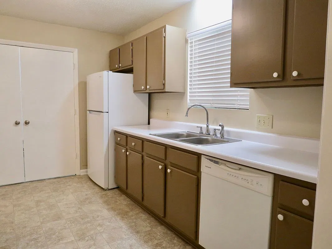 3 bed, 2.5 bath, 1328 sqft, $1,300 — Photo 4
