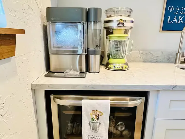 Kitchenette with ice machine, wine/beer fridge and blender.