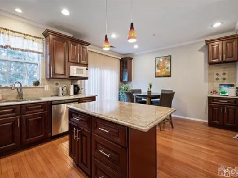 1211 Blossom Cir — Photo 9
