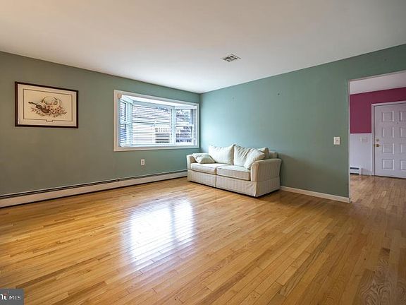 5th image of 14 Burgess Ct